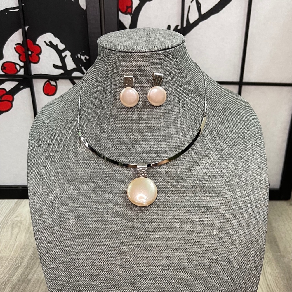 Necklace and earrings set. Silver.
